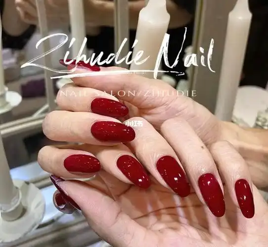 超火的酒红色美甲