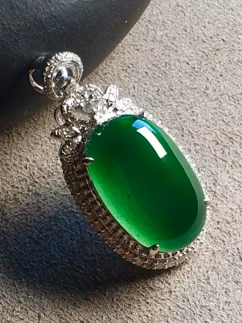 特惠价帝王绿蛋面吊坠高冰透完美裸石154105