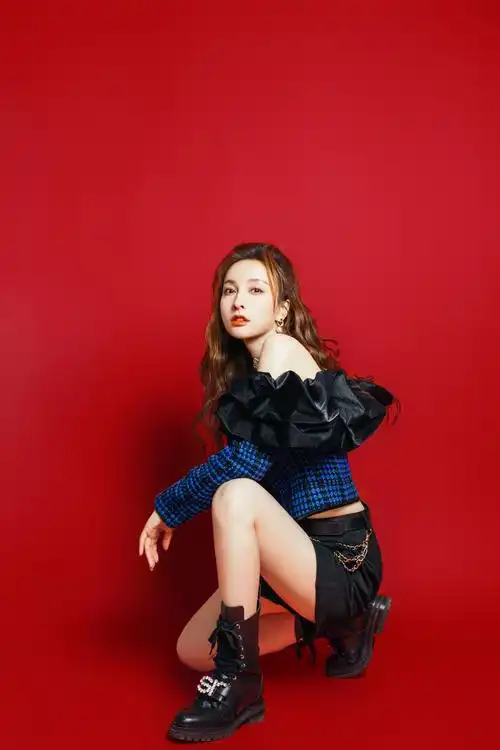 组图:《beauty小姐》吴昕化身甜酷少女 一字领上衣大秀香肩