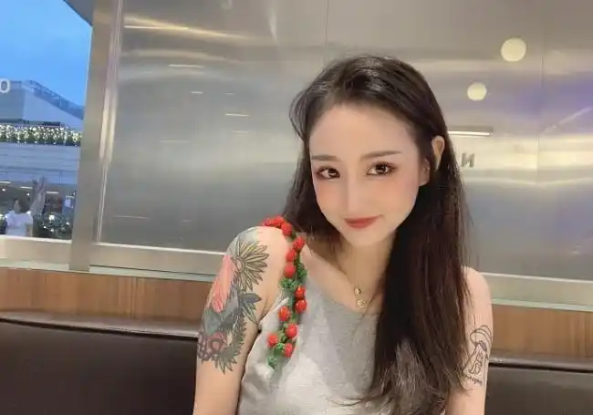 奥咪咪直播谈uzi透露跟他吵架的场景吵完uzi就直接睡觉了