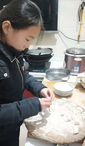 冬至 福至——石桥小学开展学生包饺子实践活动