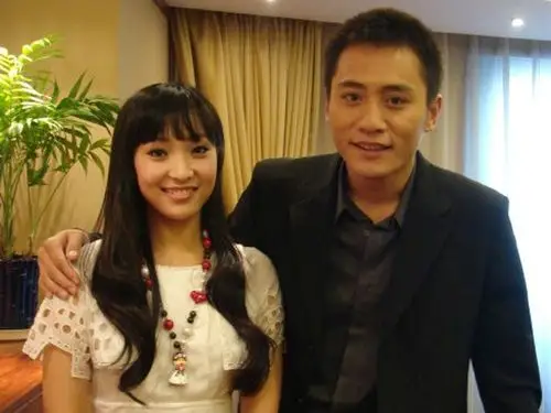 白静与老公周成海于2010年10月举行结婚典礼,其中戏同学张歆艺曾参加