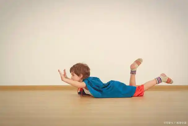 宝宝学会踢腿的时刻