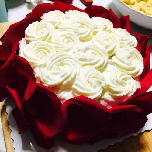 王无敌爱露大板儿牙做的六寸心形玫瑰花蛋糕
