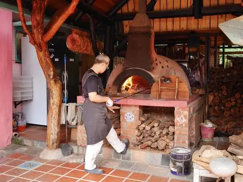 店家的窑烤炉在户外的这一区