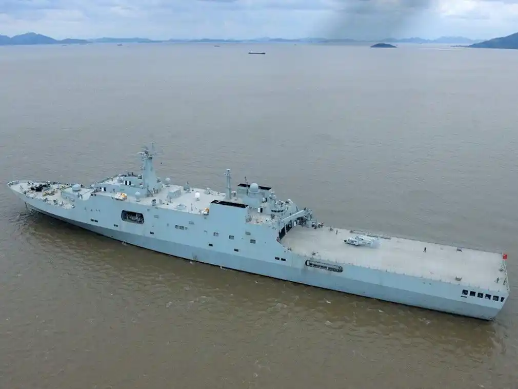 071型船坞登陆舰是中国自主研发的新型船坞登陆舰,该型登陆舰的排水量