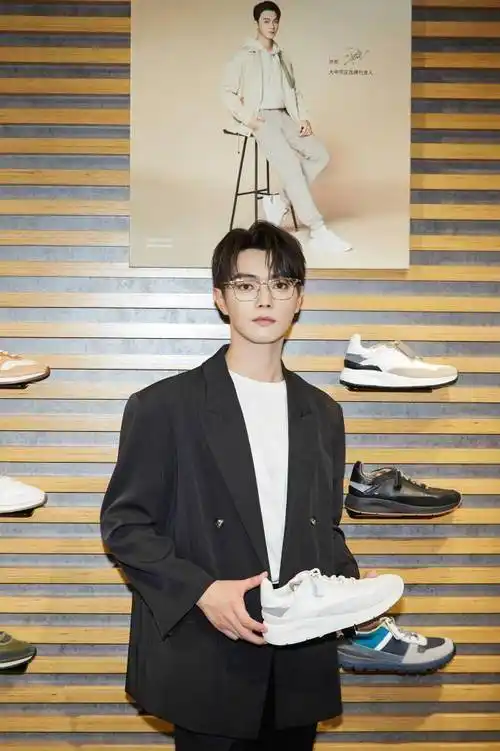 许凯鞋履品牌活动写真 黑西装秀大长腿精致帅气_clarks_大中华区_品牌