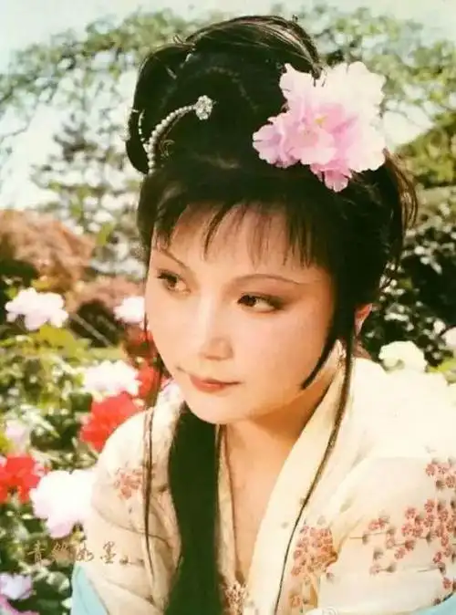 八七版红楼梦 剧照曹雪芹对湘云的判词是这样写的:富贵又何为,襁褓