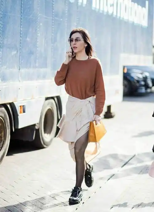 最近火了一种穿法,叫"丝袜 运动鞋",时髦显瘦,明星都上头了