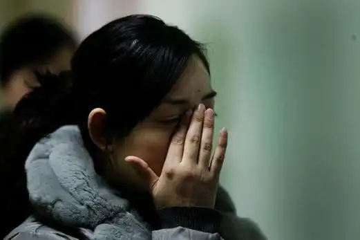 大华医院5号楼3楼病房外,一位被扒手刺伤的729路乘客的家属在哭泣.