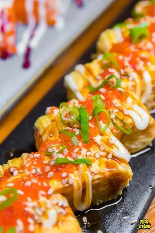 一颗寿司就能塞满满一嘴, 鳗鱼和肉松的味道最浓郁,鲜甜交织在舌尖上