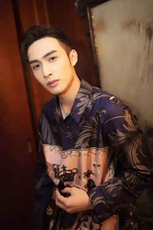 张彬彬帅气写真图片