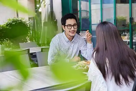 地摊吃饭聊天青年男女相亲吃饭聊天背景