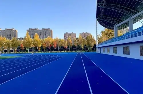 头条专栏漫步在无限延长的蓝色跑道上,  烦躁的心情烟消云散.