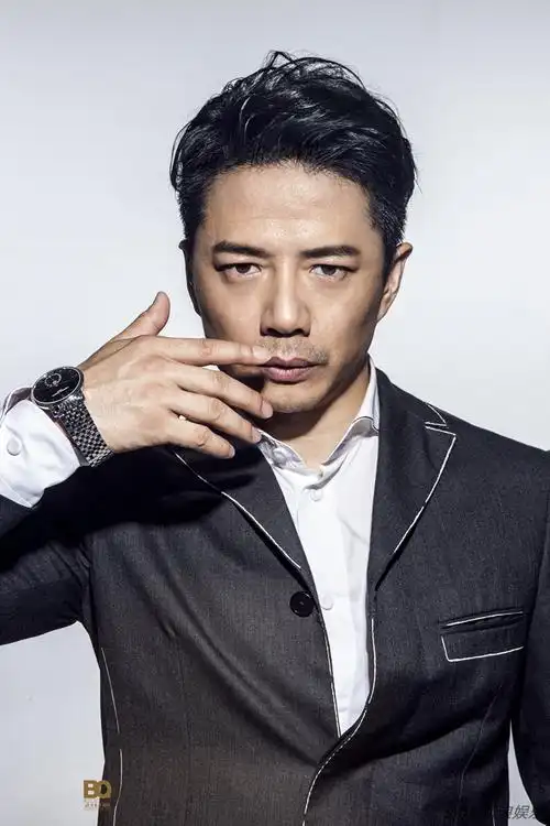08.27 11:33:05 1 / 4 新浪娱乐讯  近日,段奕宏登上某杂志封面.