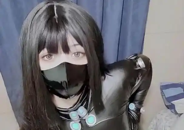 胶衣cos虽好看,却有不少麻烦,穿脱难,有气味?上厕所更难!