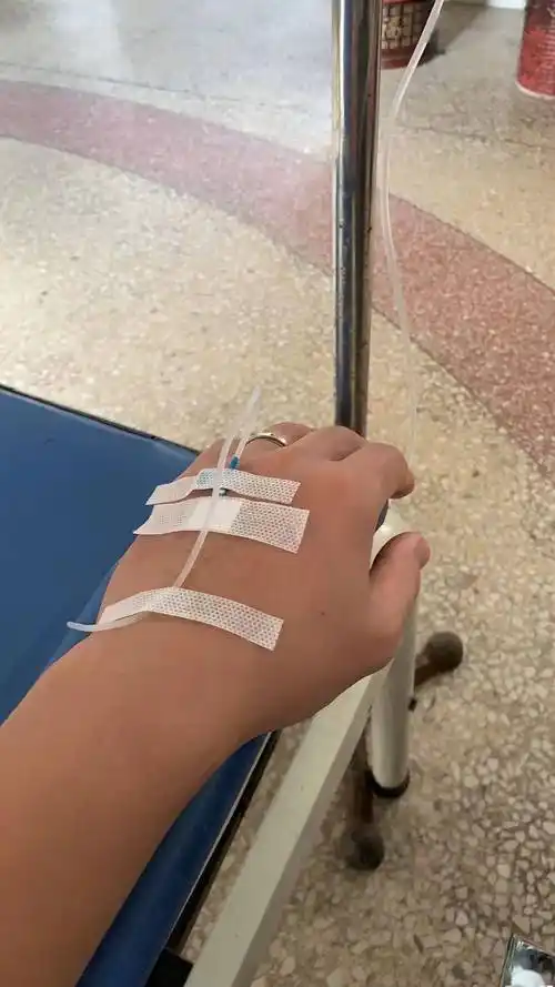 不舒服的话还是最好多休息,这样才好得快呀~这个玩家一边在医院输液