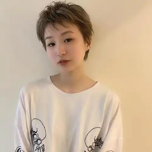 下面分享一些适合瓜子脸的女生短发发型,大家参考一下