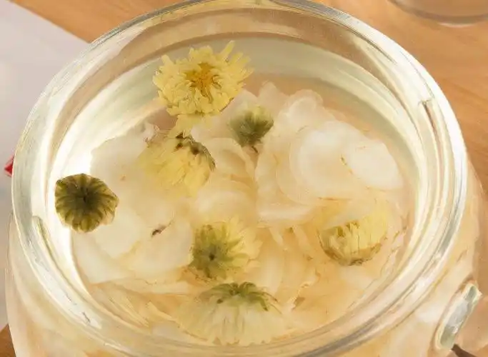 菊花·西洋参茶取西洋参片3~5片,苦姑娘3~4颗,冰糖,少许,热水冲泡即可