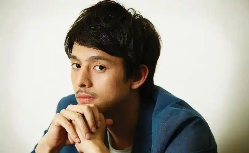 17岁的沟端淳平参加"junon super boy"一举夺冠,并创下了40多家经纪