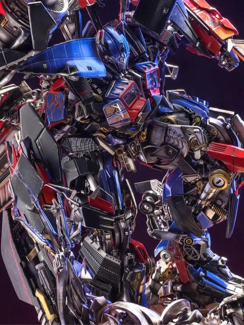 天火擎天柱vs威震天 在《变形金刚2:卷土重来》中,天火被萨克巨人偷袭