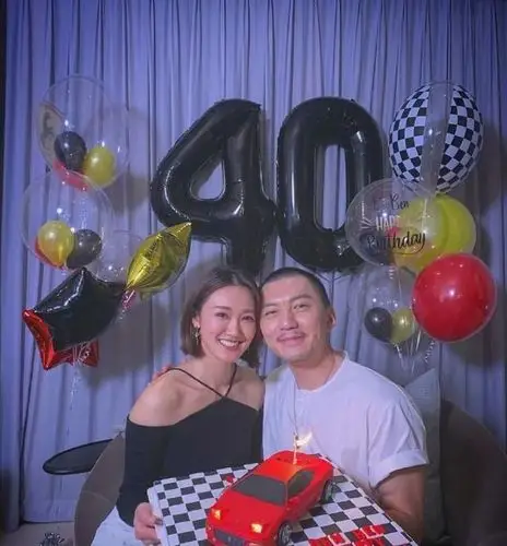 袁伟豪带前任礼物上老婆节目,旧手机翻出女孩照片阻止张宝儿公开