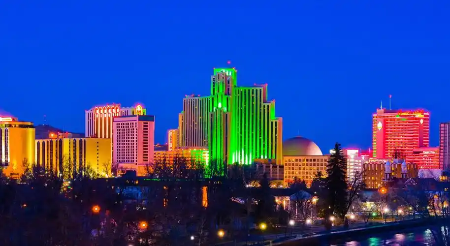 璀璨灯光照亮市中心的天际线