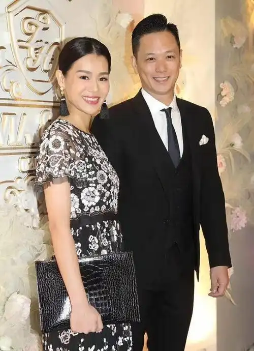 胡杏儿携老公出席活动,淑女风打扮优雅却不适合她,老公真帅