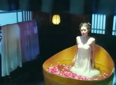 难怪"沐浴戏"只有近景,当赵露思从水中站直,导演都忍不住笑场