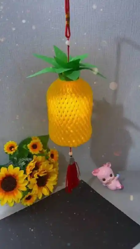 用不要的饮料瓶和泡沫网就可以做一个元宵节菠萝灯笼