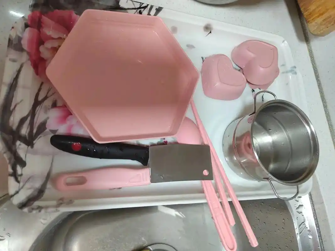 小可爱收到迷你厨房 锅碗瓢盆时,在厨房忙前忙后,准备着,有模 - 抖音