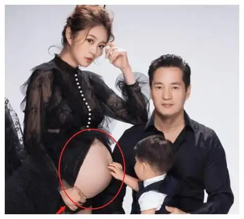 40岁安以轩晒二胎孕照,肚大如箩不见妊娠纹,我却在关注她的腿围