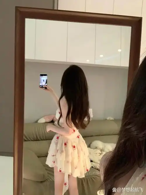 手机对着镜子拍的照片女女生照镜子拍照挡脸美女对镜子自拍照女人照