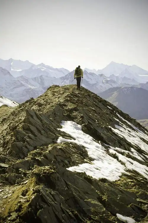 西方人,一个人,站,竖图,室外,白天,正面,旅游,度假,美景,山,山脉,天际