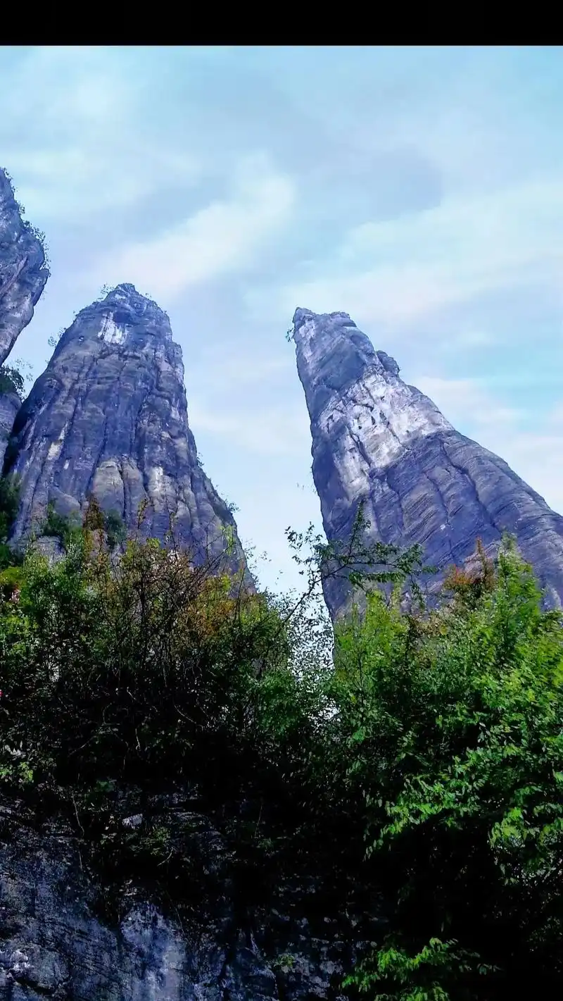 恩施大峡谷的绝壁奇峰.著名的有:一柱香,大地山川,玉女峰,玉 - 抖音