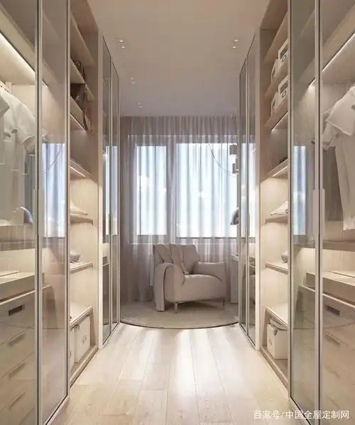 藏在卧室里的小天地 两平米步入式衣帽间