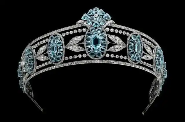 珠宝欣赏:英国王室的蓝宝石王冠,造型高贵典雅,彰显王室威严