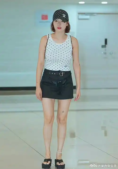 泫雅官宣结婚后首次走机场#,就只是官宣结婚就已经穿搭没有活力满满