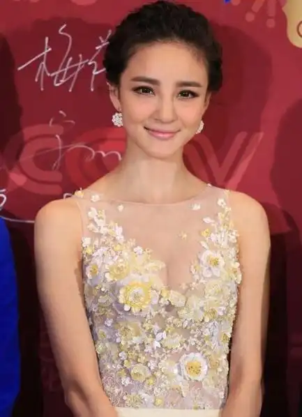 晒胸挤到爆青筋生理期还参加跳水节目亚洲小姐真够拼