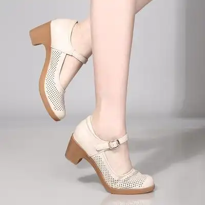 广场舞女鞋跳舞鞋夏季中跟教师鞋镂空软底凉鞋妈妈鞋皮鞋