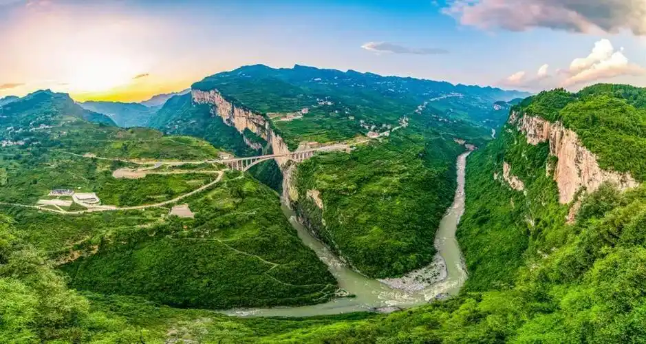 在镇雄县境内,赤水河一头枕着赤水河源的巍巍群山,一头连着鸡鸣三省的