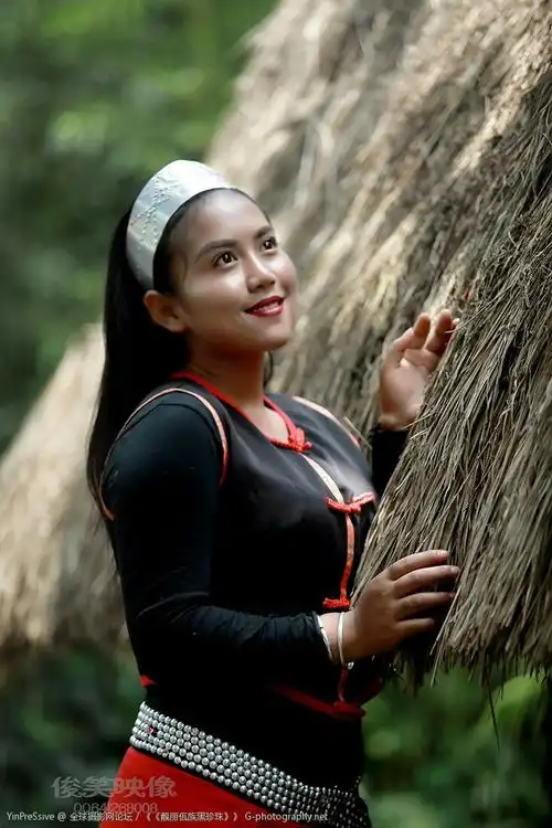 《靓丽佤族黑珍珠》 出镜:棒棒 摄影:开口笑