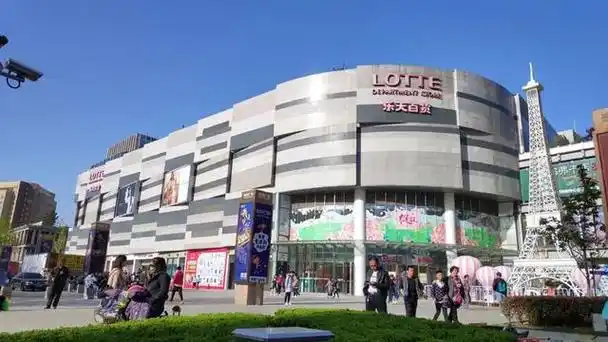 夜生活才刚刚开始,如果你有兴致,从威高广场步行几百米,就到了威海有