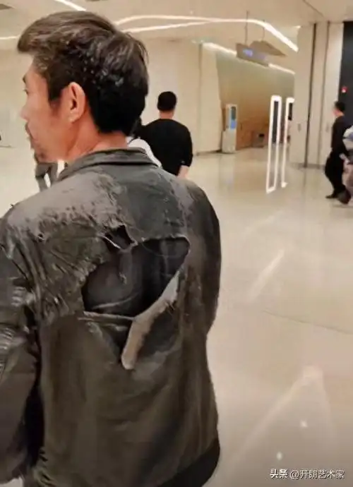 男子衣着破烂逛商场有气质很自信路人穷人不懂富人的低调