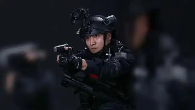 一线传真从240斤到成为特警他们也曾热辣滚烫