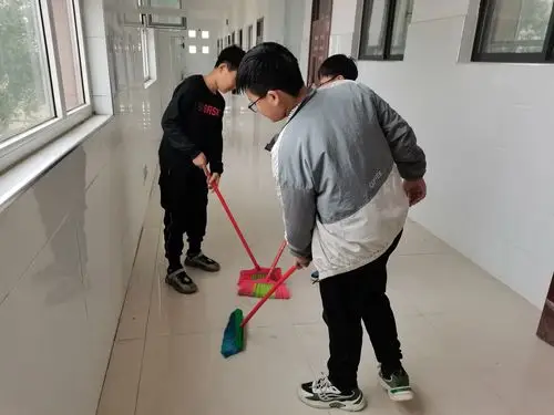 清洁无死角 校园大清扫