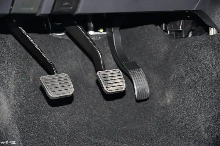 离合器踏板的力度适中,但在拥堵路段驾驶时也许不会那么轻松.