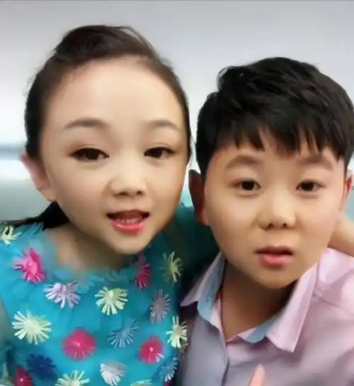 杨萍看着来人不到一米五的个头,虽然没达到正常人的水平,但在袖珍人中