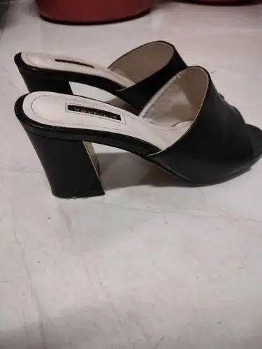 鞋帽箱包:女士鞋帽 其它产品  新旧:二手  电话:  一双高跟鞋,一双中