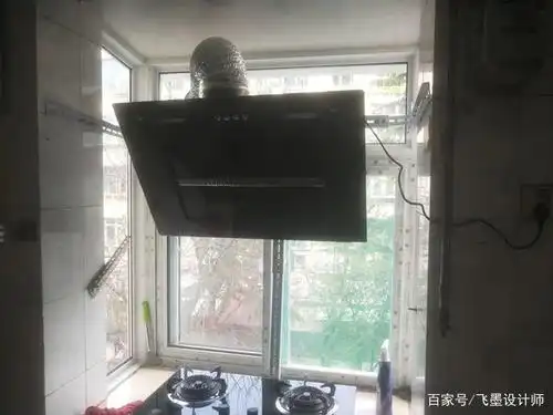 想在窗户上装油烟机?也不是不可以,钉个不锈钢支架,想咋装都行